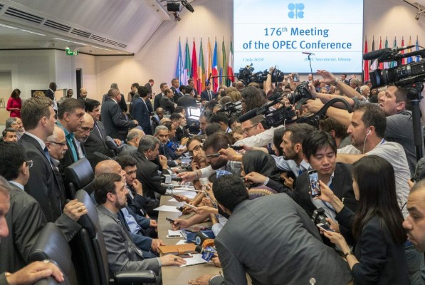 La Opep prorroga reducción de la producción, impulsada por Moscú y Riad