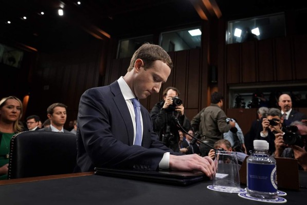 Zuckerberg admite su 'error' por robo de datos ante el Congreso
