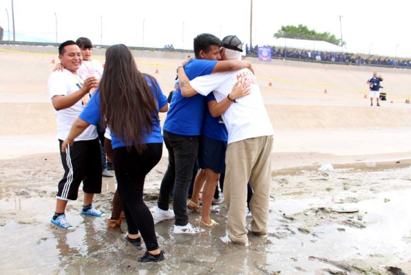 Emotivo reencuentro de inmigrantes en el Río Bravo