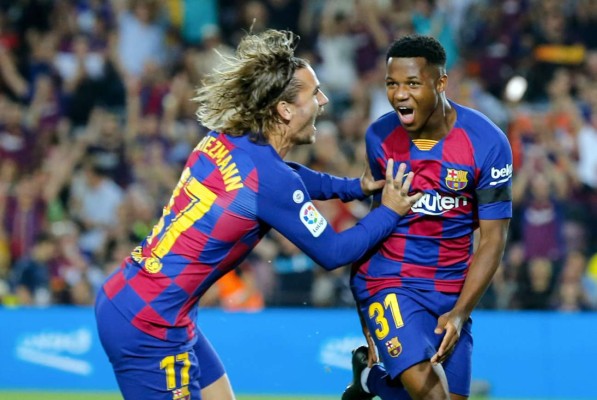 Ansu Fati corre a celebrar su gol junto a Griezmann. Foto AFP