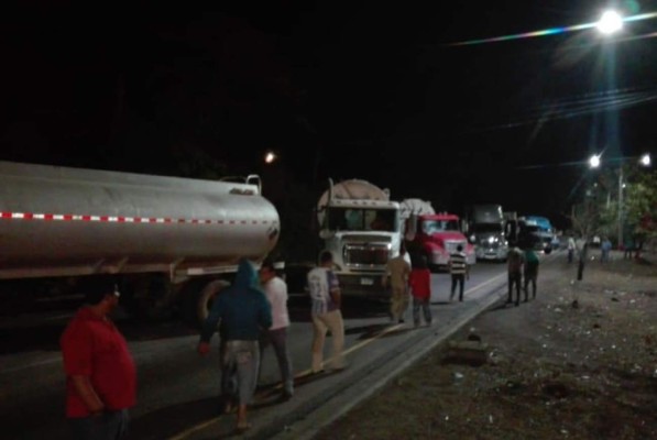 Manifestantes salen a las calles y bloquean carreteras en Honduras