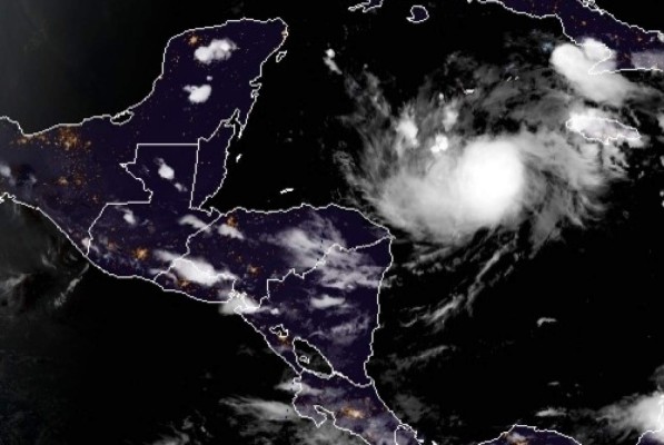 El Salvador declara alerta verde ante lluvias de tormenta Nana