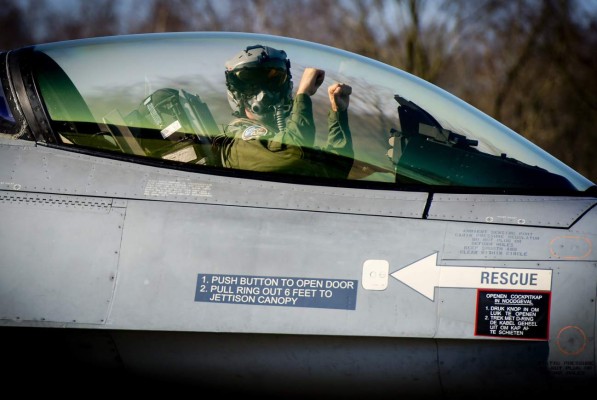 Una mujer dirige los bombardeos contra terroristas en Siria