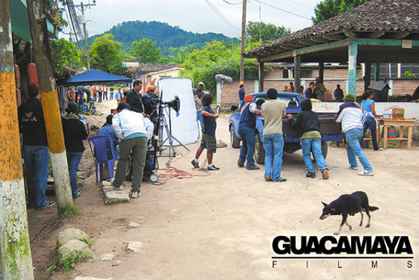 Catrachos listos para recibir Amor y frijoles