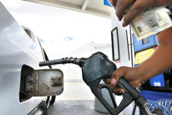 Anuncian 14 semanas de rebajas en precios de combustibles en Honduras