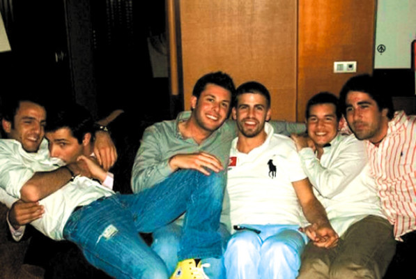 Polémica por fotos de Piqué besando a un amigo