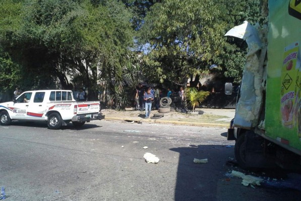 Colisionan bus, pick up, camión y turismo en San Pedro Sula 