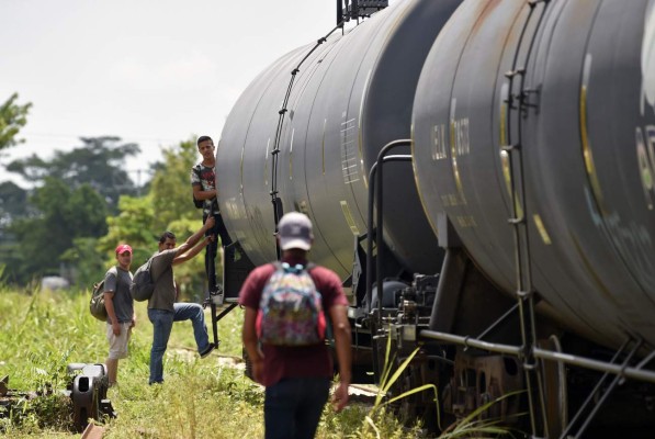 Migrante salvadoreño es abatido frente a su hija por policías mexicanos