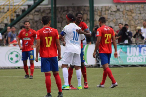 Hondureño Dennis López compartió con Ronaldinho en Guatemala