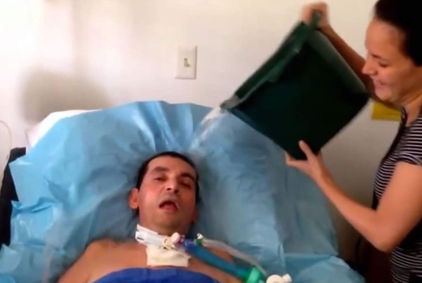 Enfermo con esclerosis reta al Papa al #IceBucketChallenge