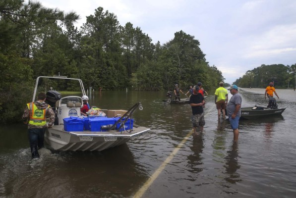 Van cinco muertos por paso de tormenta Imelda en Texas