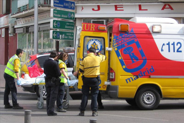 Recién nacido sobrevive tras ser tirado a un patio por su madre