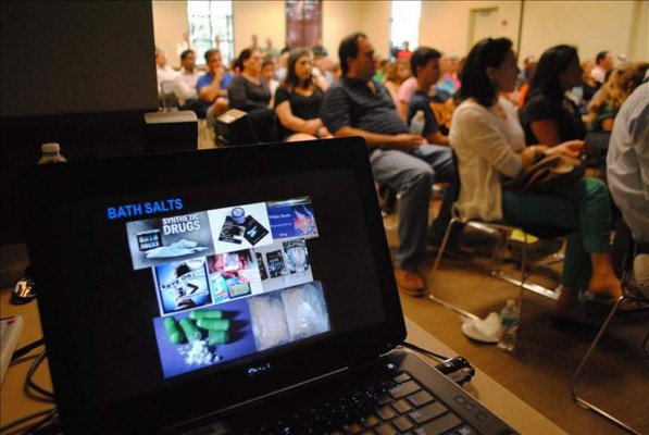 Imagen del 18 de junio de 2015 de asistentes a una charla sobre drogas sintéticas en el centro comunitario de Weston en Miami, EUA. EFE