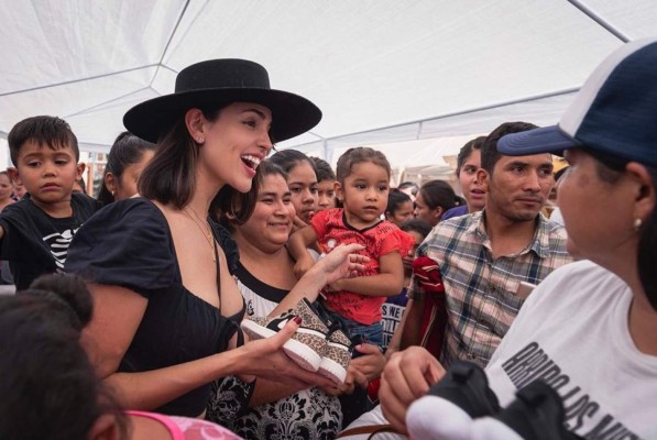 Eiza González visita a niños migrantes en frontera de EEUU