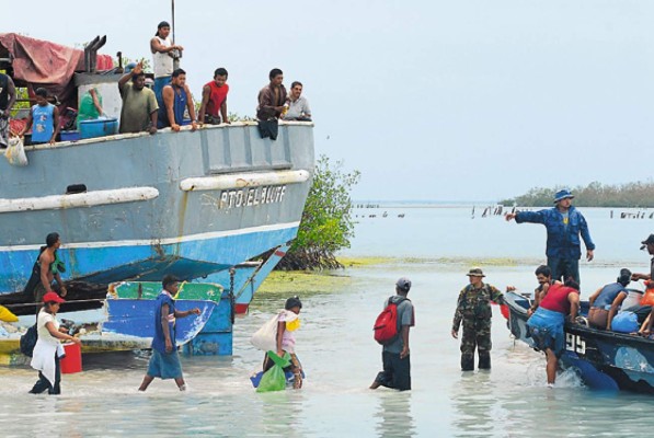 Helicópteros de EUA buscan en el mar hondureño muertos por Félix