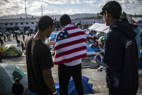 Caravana migrante se disuelve y se estanca en Tijuana