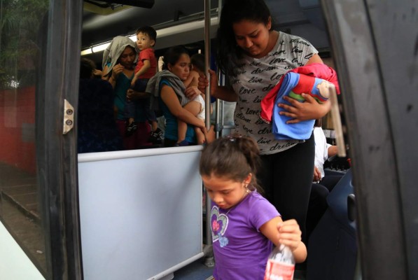 Llegan otros 155 niños deportados de México