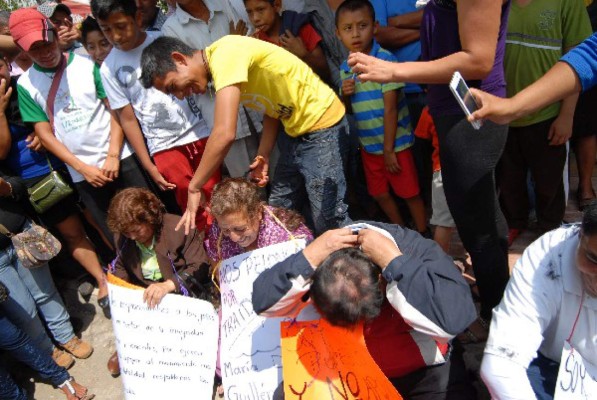 Rapan y humillan a maestros 'traidores' en sur de México   
