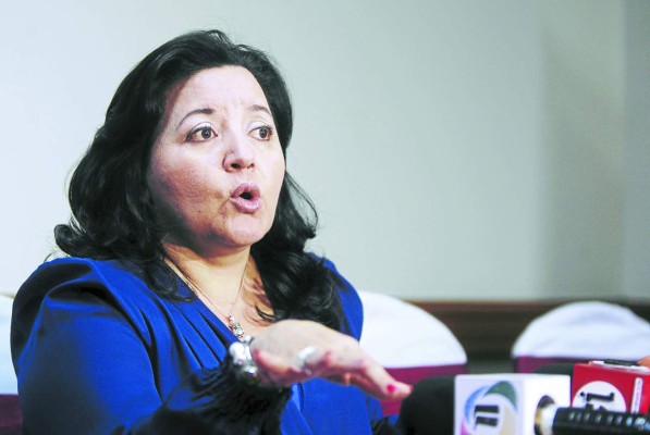 Hasta empleados presionan para hacer compras irregulares en Salud