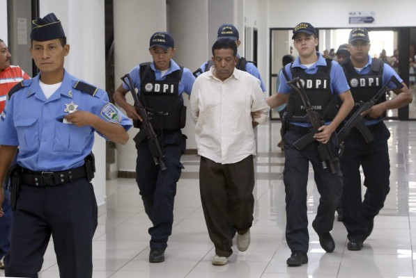 Por más de diez horas evacuan pruebas en caso del doctor Ochoa