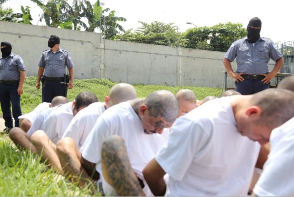 Handout picture released on April 26, 2020 by El Salvador's Presidency press office showing inmates at the Izalco prison, northwest of San Salvador, during a security operation within the COVID-19 coronavirus pandemic, after President Nayib Bukele decreed a maximum emergency in all penitentiary centers housing gang members. - Bukele ordered the director general of Penitentiary Centers, Osiris Luna Meza, to decree a maximum emergency, following intelligence reports detailing that the recent increase in homicides in the country was registered by orders issued from prisons. (Photo by - / EL SALVADOR'S PRESIDENCY PRESS OFFICE / AFP) / RESTRICTED TO EDITORIAL USE - MANDATORY CREDIT 'AFP PHOTO / EL SALVADOR'S PRESIDENCY PRESS OFFICE ' - NO MARKETING - NO ADVERTISING CAMPAIGNS - DISTRIBUTED AS A SERVICE TO CLIENTS