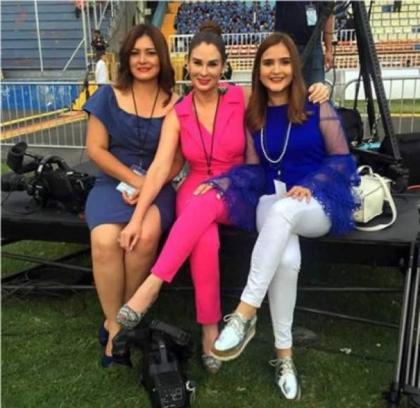 Kelly Olivera, Helena Álvarez y Gabriela Galeas - Presentadoras de Canal 11.