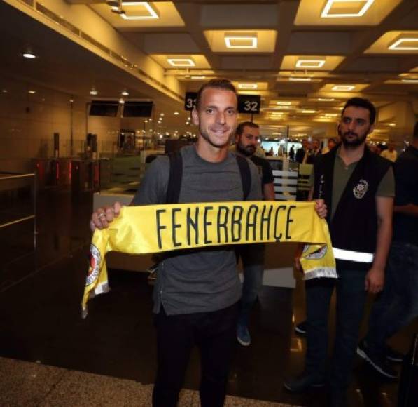El delantero del Villarreal, Roberto Soldado, jugará la próxima temporada en el Fenerbahce, después de que el club castellonense haya alcanzado un principio de acuerdo con el turco, informa el 'Submarino amarillo' en su web oficial.