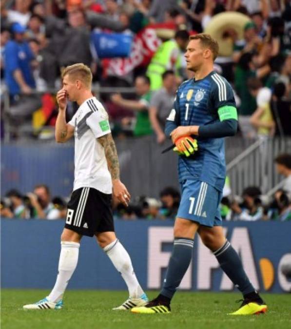 Manuel Neuer y Toni Kroos, tristes al final del partido por la derrota ante México. Foto AFP