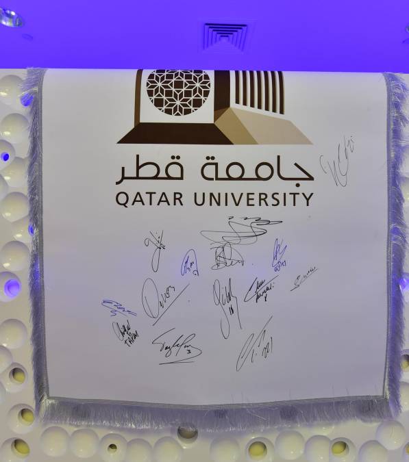 También, la Universidad de Qatar compartió un cuadro firmado por los jugadores campeones con Argentina.
