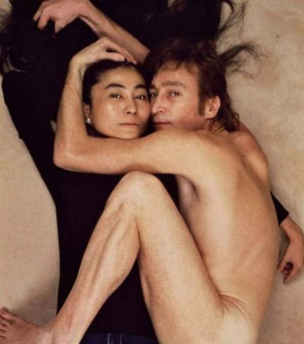 Sin pudor ni miedo a mostrar su cuerpo<br/>Lennon decidió mostrarse como Dios lo trajo al mundo en dos ocasiones: la primera para la portada del disco que sacó con Yoko Ono en 1968, - Lennon decidió mostrarse como Dios lo trajo al mundo en dos ocasiones: la primera para la portada del disco que sacó con Yoko Ono en 1968: Unfinished Music N° 1: Two Virgins, la cual fue censurada y editada ya que la idea inicial era mostrar a los artistas completamente desnudos.<br/>