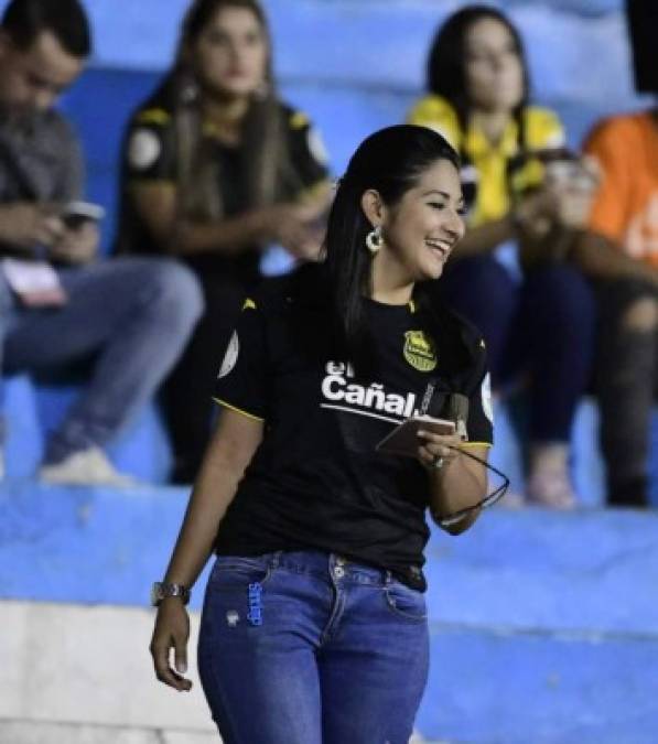 Esta hermosa chica fue captada sonriente en el sector de preferencia del estadio Morazán.