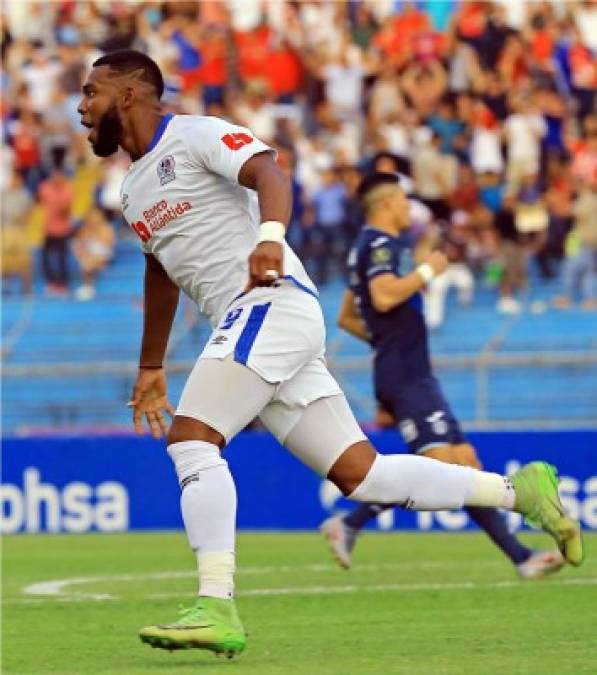 Benguché corre a celebrar su gol en el clásico.