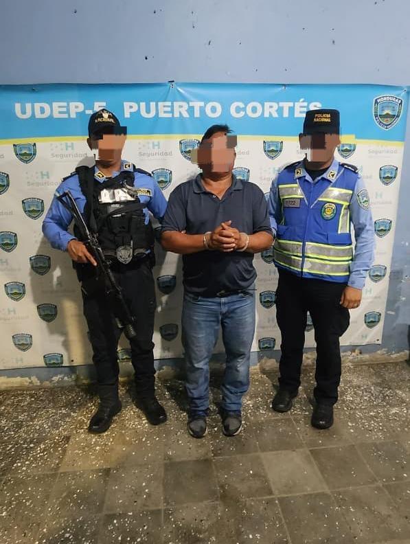 Se cruzó un semáforo en rojo: capturan a padre tras accidente en el que murió su hijo en Puerto Cortés