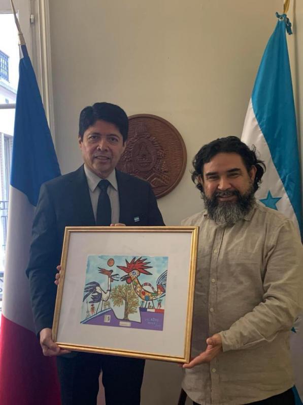 El embajador de Honduras en Francia, Luis Posadas, junto al artista Jaime Vallardo Chávez.