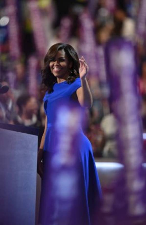 Sin dejar a su suerte ningún elemento, la primera dama eligió un diseño del joven diseñador americano Christian Siriano (quien ganó la cuarta temporada de Project Runway en 2008), en un acertado azul demócrata para recordarle al electorado.