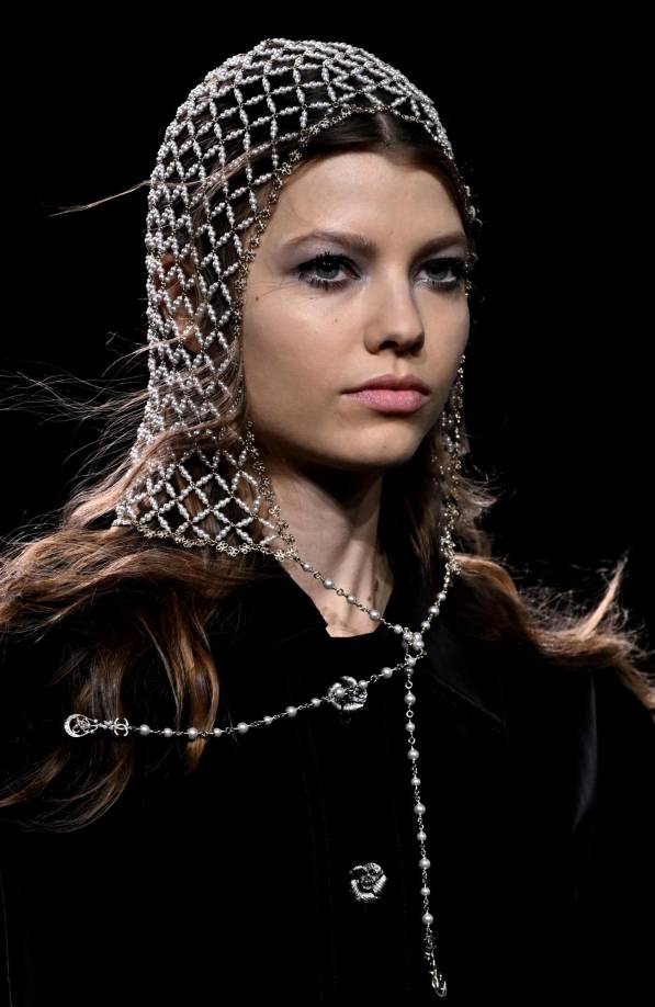 Viard apuesta por la sobriedad en las presentaciones -dentro de que las puestas en escena siguen siendo a gran escala- y también en las colecciones, en las que ha reducido brillos, accesorios y decorados superfluos.