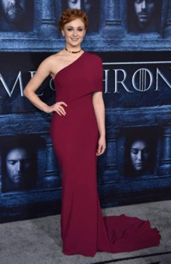 24 de abril es la fecha para el regreso de uno de los programas más vistos en la TV. Sophie Turner, con un vestido asimétrico en color rojo vino, tendrá un papel destacado.