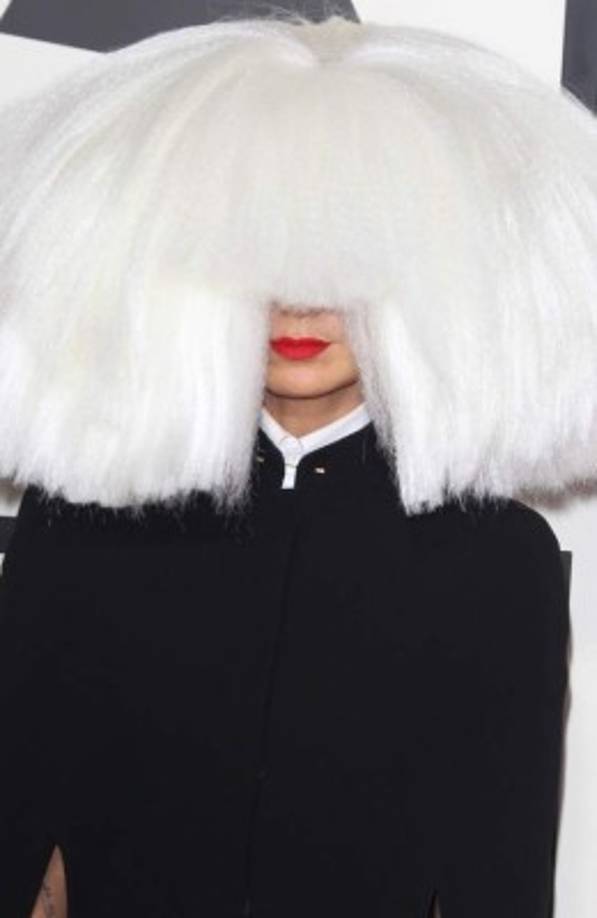 Sia se ha protegido tanto, que la mayor parte de su trayectoria ha optado por ofrecer sus actuaciones en directo o sus entrevistas con el rostro cubierto de una forma u otra.