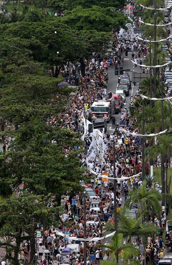 ‘O Rei’ recibió sepultura después de un multitudinario cortejo fúnebre por las calles de Santos, la ciudad del litoral de Sao Paulo donde completó la mayor parte de su carrera deportiva y se transformó en un icono de talla mundial.