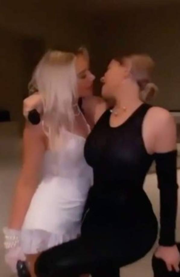 Kylie Jenner, vestida como Madonna, y su mejor amiga Stassie Karanikolaou, emulando a Britney Spears en los MTV VMA de 2003.