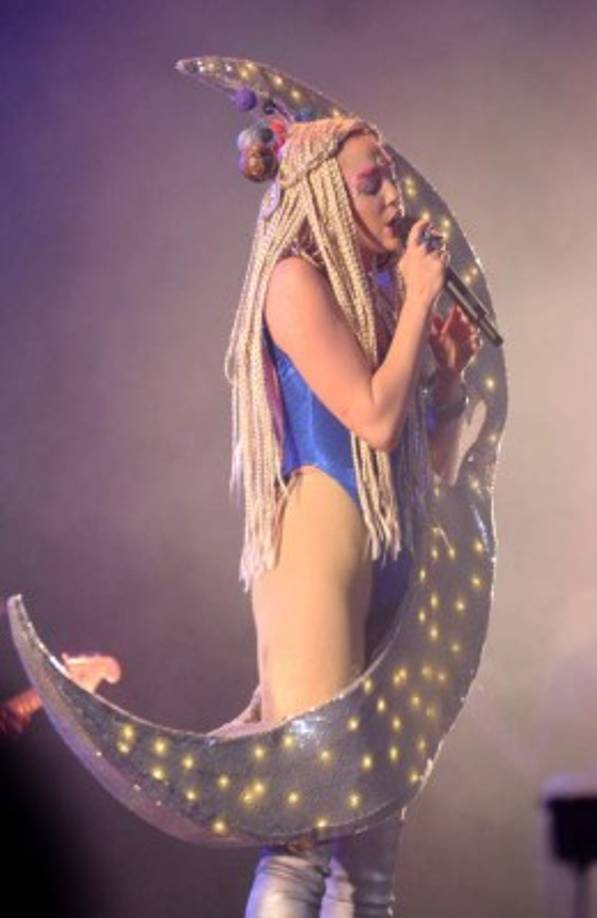 Todavía piensa seguir saltándose las normas e innovando en lo referente a sus vídeos y sus giras, pero le ha explicado a Liam que ella no es así en la intimidad.