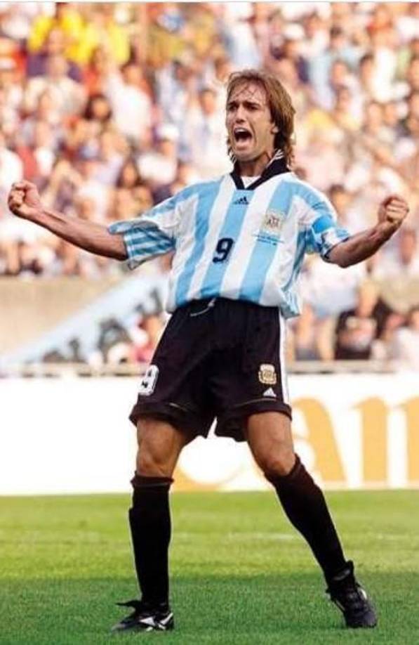 Gabriel Omar Batistuta anotó 10 goles en tres mundiales (1994, 1998, 2002).
