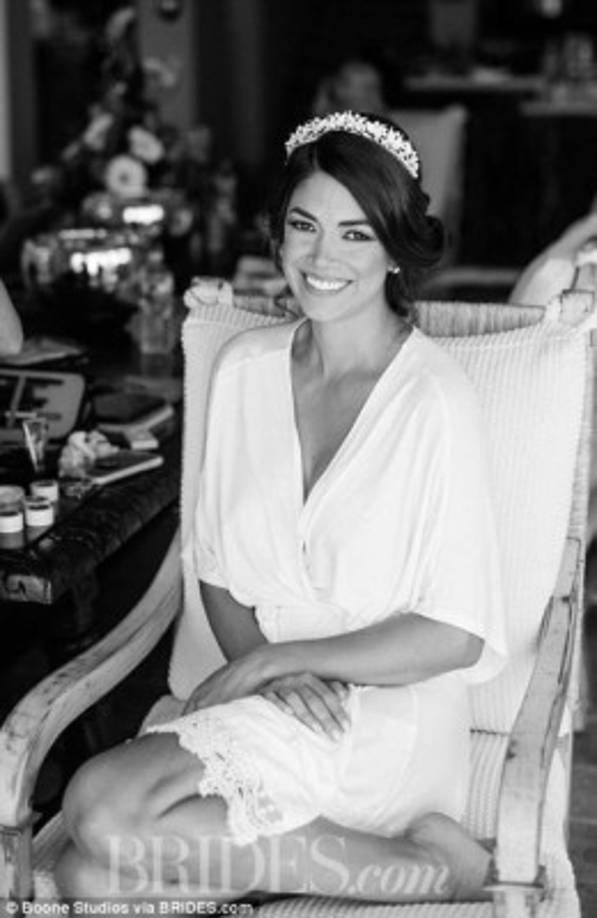 Nicole antes de ingresar al altar tomó un cóctel al ritmo de música de mariachi y tequila.