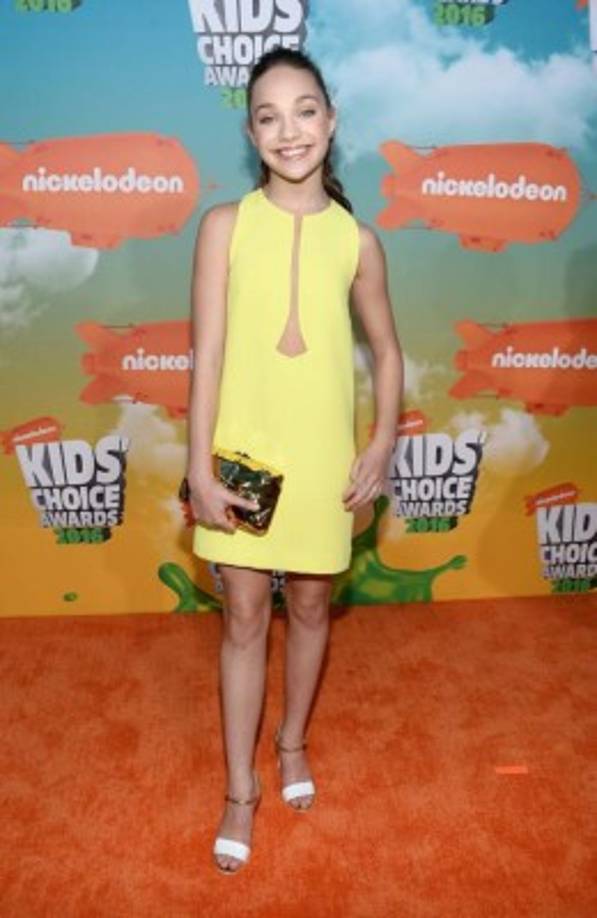 Maddie Ziegler, modelo y bailarina de la serie 'Dance Moms' llegó vestida de amarillo.