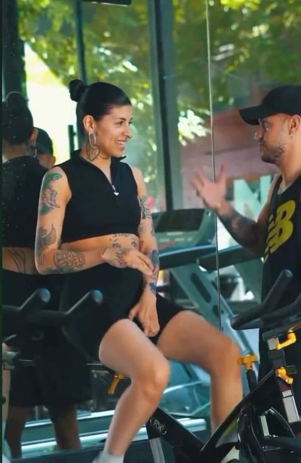 Sin embargo, el entrenador destacó que en realidad esto no tiene nada que ver con el ex de la cantante, sino que simplemente ella se está preparando para su regreso triunfal a los escenarios que será en unas semanas. “Haciendo todo bien con Cazzu para el Buenos Aires Trap”, escribió Alex Napp junto al video.