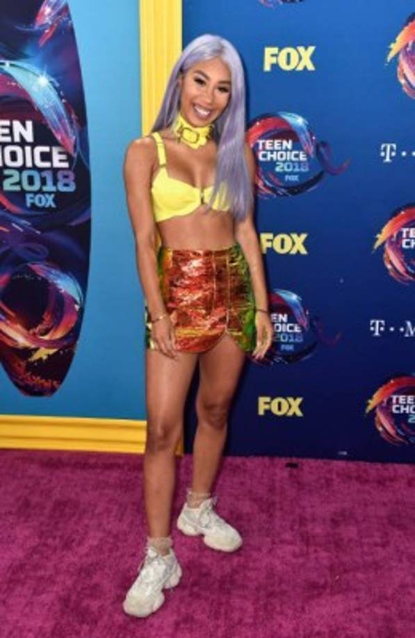 La youtuber Eva Gutowski parecía ser parte del staff de bailarines de las estrellas que presentaron en la noche.