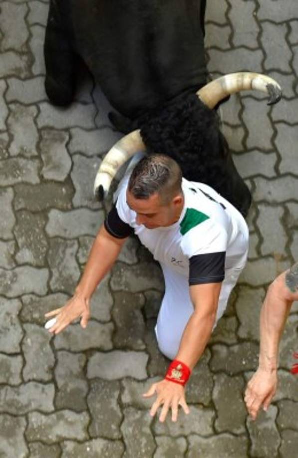 Gente de todo el mundo acuden a esta ciudad de 200,000 habitantes para poner a prueba su coraje pero también para disfrutar de la fiesta hasta altas horas de la madrugada, las procesiones religiosas y los conciertos.