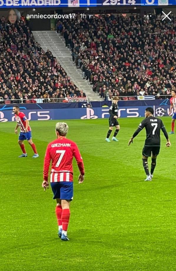 Annie Córdova no perdió la oportunidad de sacarle una imagen a su novio Luis Palma durante el partido de la Champions League entre Atlético de Madrid y Celtic en el estadio Cívitas Metropolitano.