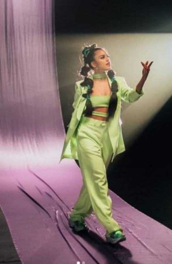 Emilia, es una cantante, modelo, actriz, compositora y bailarina, la cual saltó a la fama hace 4 años, cuando formaba parte del grupo uruguayo llamado Rombai.