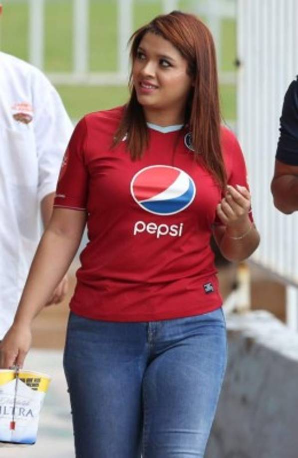 Aficionada del Motagua llegando al sector de silla del estadio Nacional para apoyar al Ciclón Azul frente a la UPN.